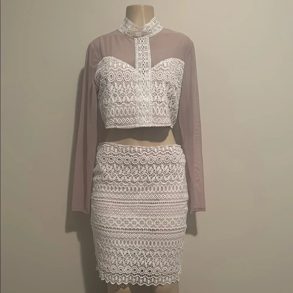 Elegant White Lace 2 piece Skirt Set- size L - Picture 2 of 6